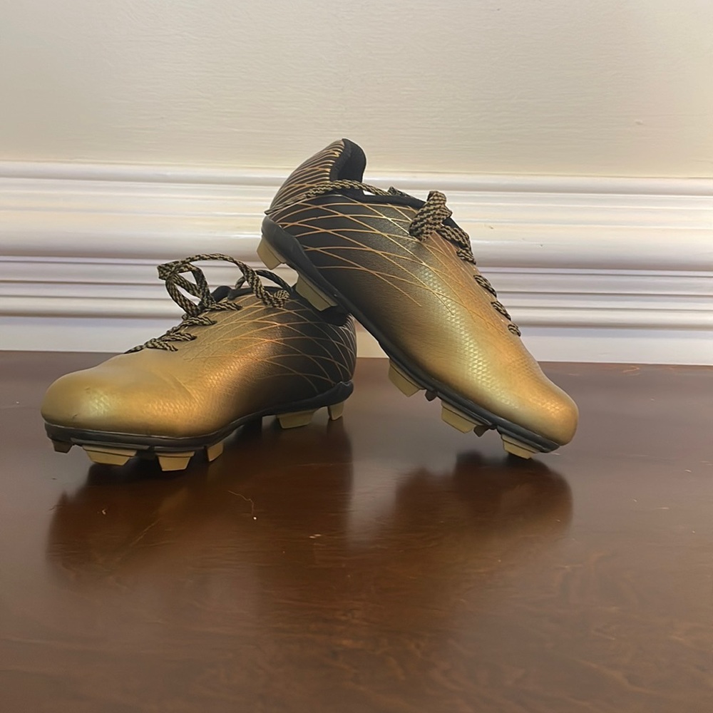 Girls black and gold DSG soccer cleats size 10K. Excellent condition!